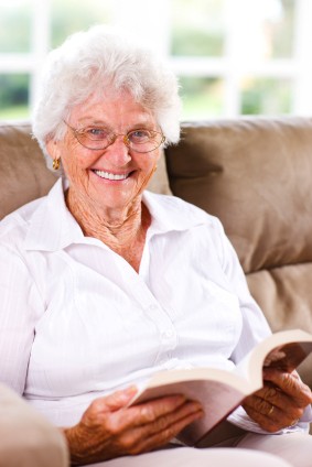 vrouw leest een gepersonaliseerd boek met zichzelf in de hoofdrol.